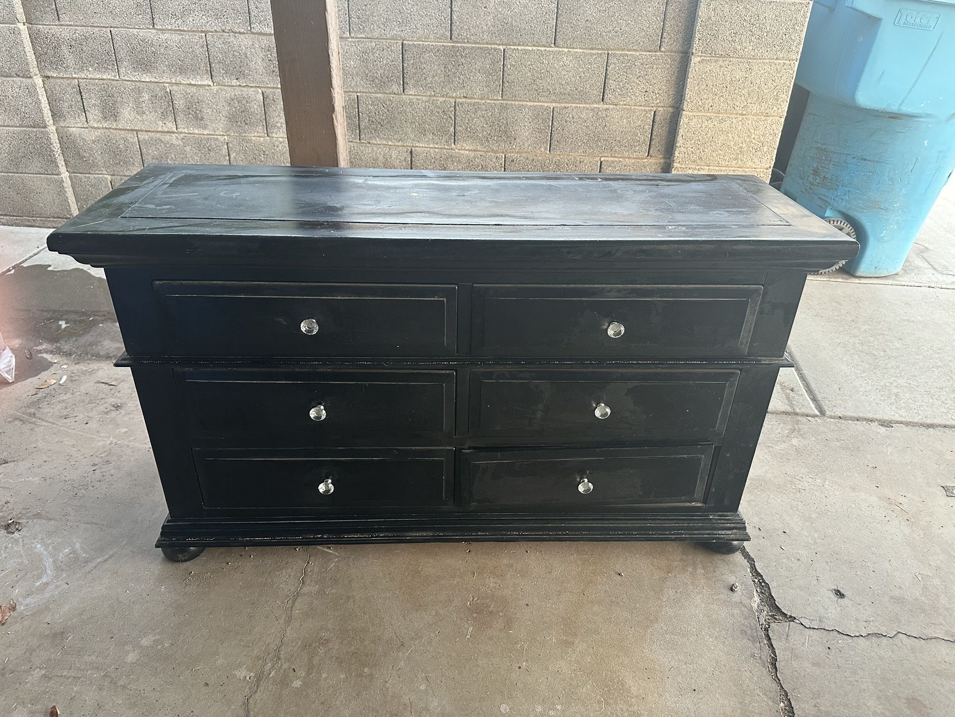 **Pending Pick Up**Dresser, Mirror, Nightstand