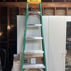 Werner 8 ft. H Fiberglass Step Ladder Type II 225 lb. capacity
