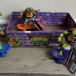 NEW w TAGS TMNT Ninja Turtles Pull Back Figures on Skateboards Display Box included $45 for All xox