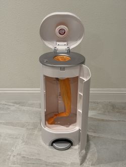 Munchkin Step Diaper Pail โ Like New + 7 New Pucks ($42 Value) + Refill Bag