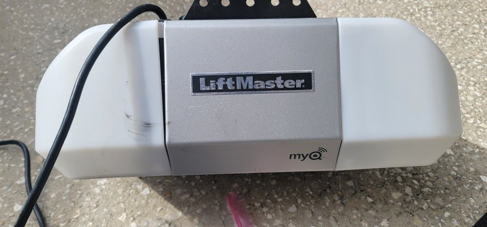 Lift Master Garaged Door Opener *PLEASE READ DESCRIPTIONS.