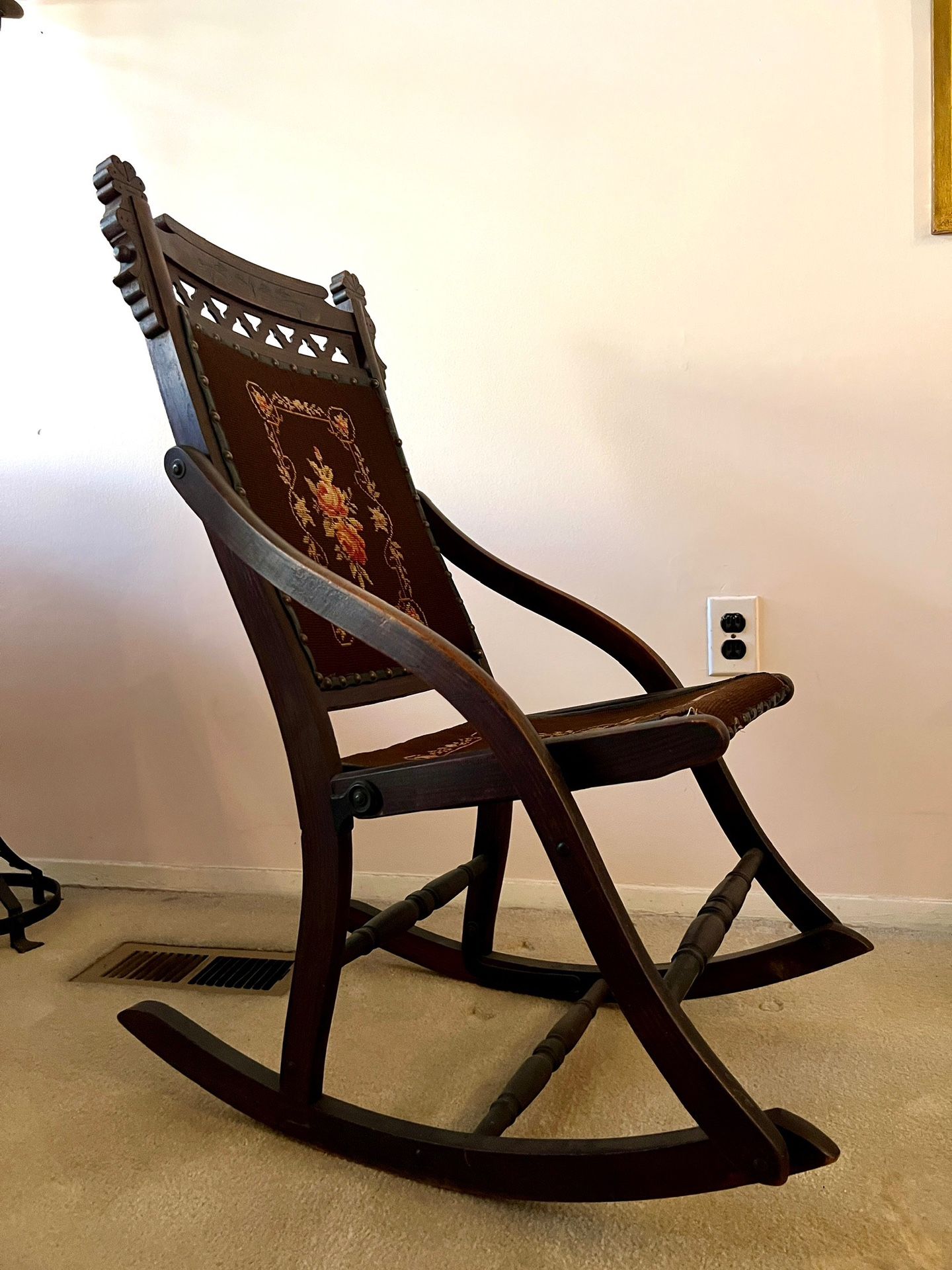 ANTIQUE WOODEN ROCKING CHAIR