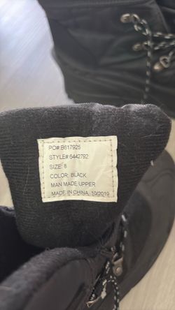 Botas negras para la nieve.