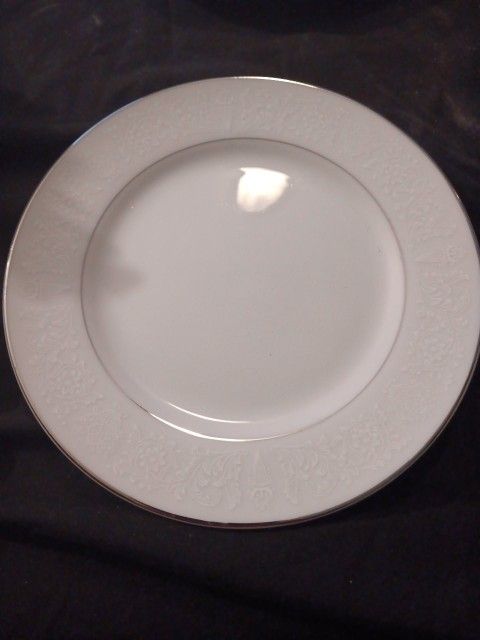 Royal Victoria, Crown Victoria Fine China 61/4in Bread And Butter Plates 