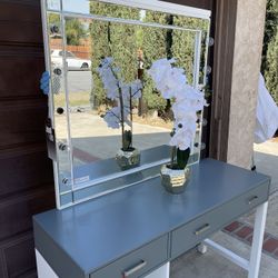 Beautiful Vanity Desk With Mirror  New 