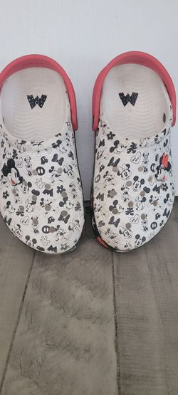 MICKEY AND MINNIE CROCS SHOES IN GREAT CONDITION SIZE JUNIOR 3