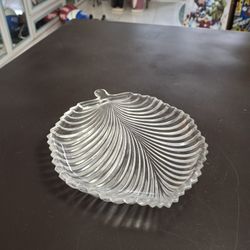 Beautiful Vintage Ribbed Leaf Shaped Candy Nut Dish With Scalloped Edges 8" X 6.5"