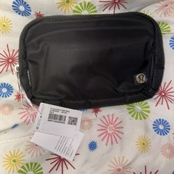 Lululemon Cross bag 