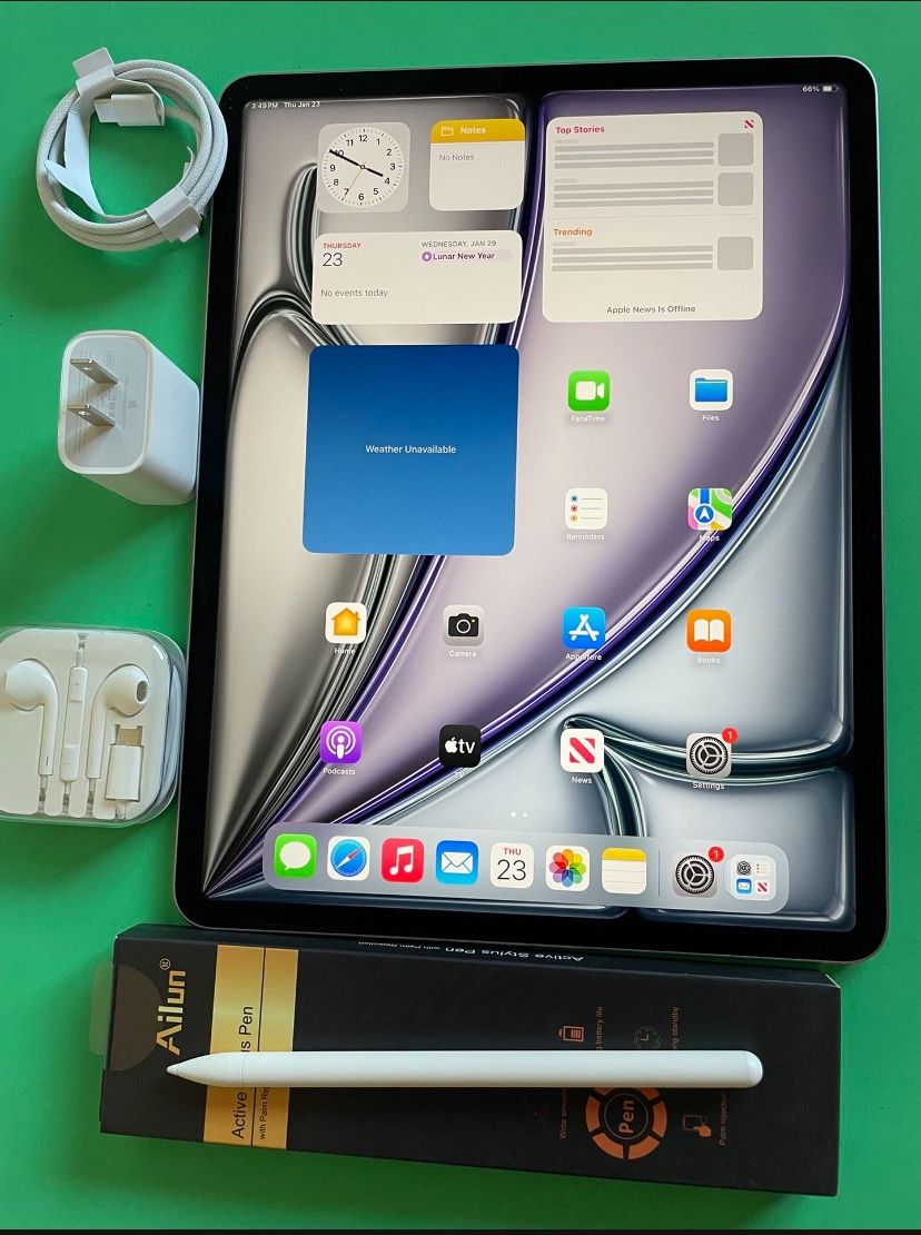 Apple IPad Air 13” (M2 chip / 2024 model) 128GB with Pen, keyboard & Accessories (warranty 10/2025)
