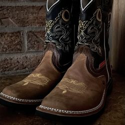 Brown cowboy boots with gold embroidery. Very good condition, lightly used. Comfortable and durable.