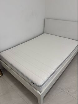 Bed / queen bed