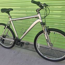 SPECIALIZED MOUNTAIN BIKE 21 SPEEDS TIRE 26 SIZE L