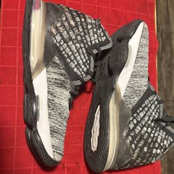 LEBRON 17 Black arena