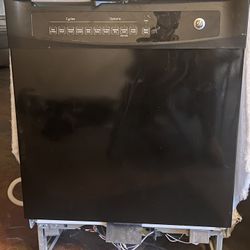 GE Dishwasher In Black 