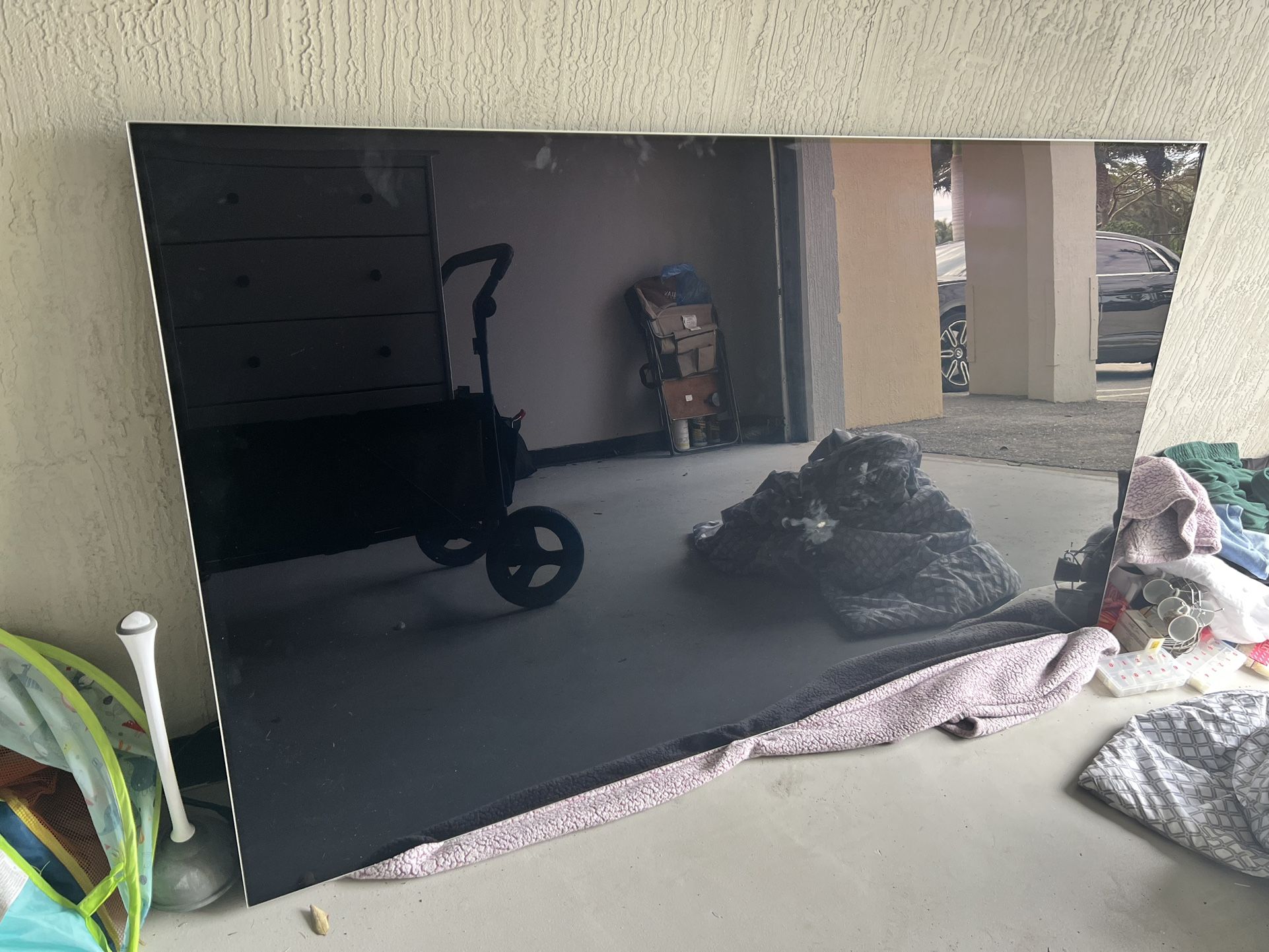 LG Oled 83 !!screen Broken For Parts Only!!