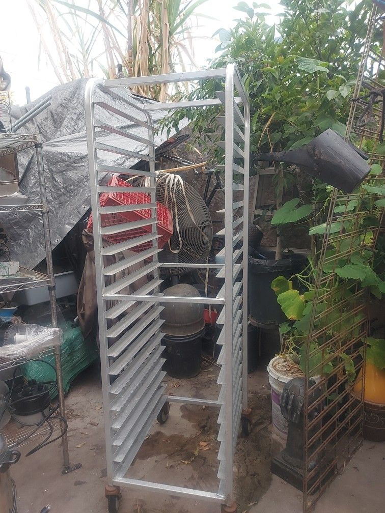 Vendo raca para panaderĂa de 20 piezas en buenas condiciones acepto mejor oferta