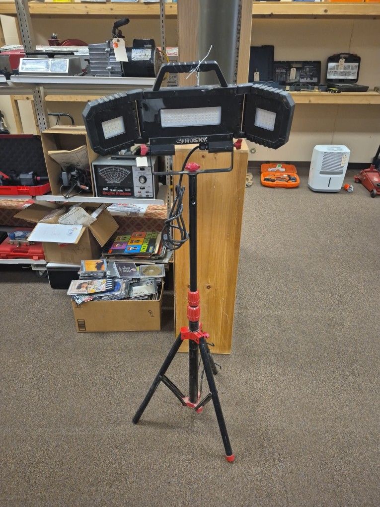 Husky 7000 Lumen Tripod Work Light DE002-H