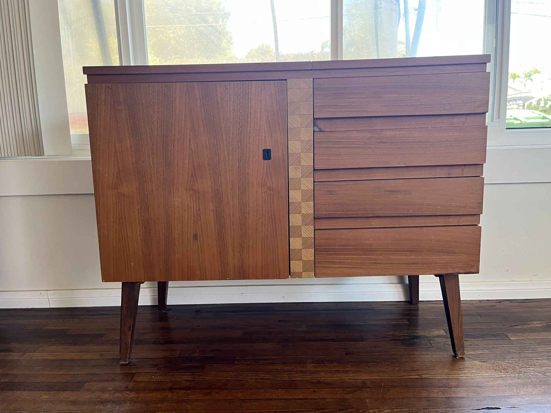 Sewing Cabinet Unique 175$