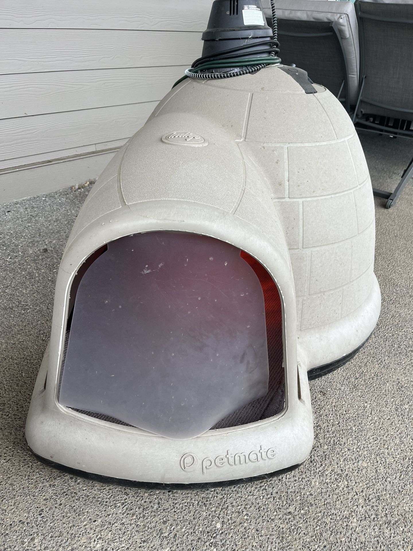 Petmate Indigo XL igloo Dog House With Heat Lamp