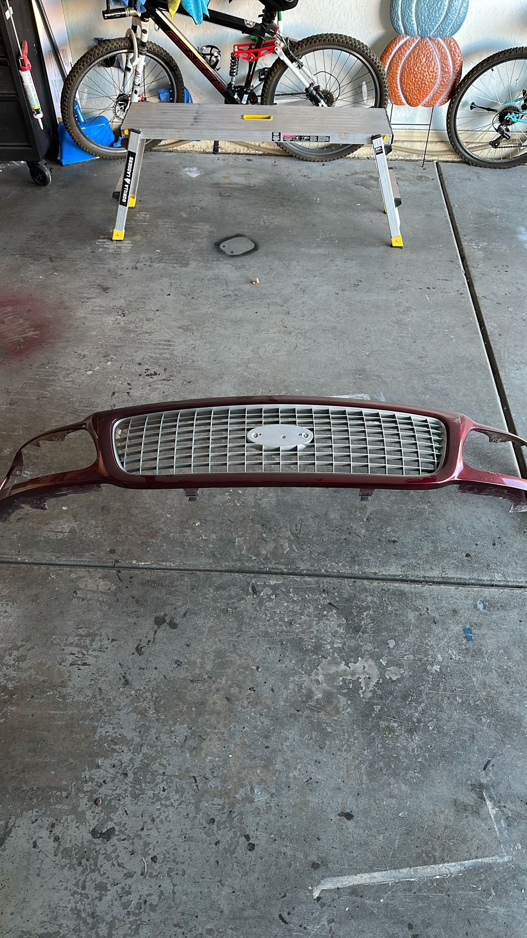 1999 Ford Expedition Grill