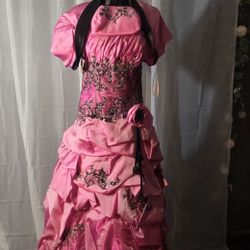 
$400. New Princess gown #40567 Long Quinceanera/Ballgown with purse jacket and strapes Color Black with silver lining/Bubble gum Size 16. Petticoat a