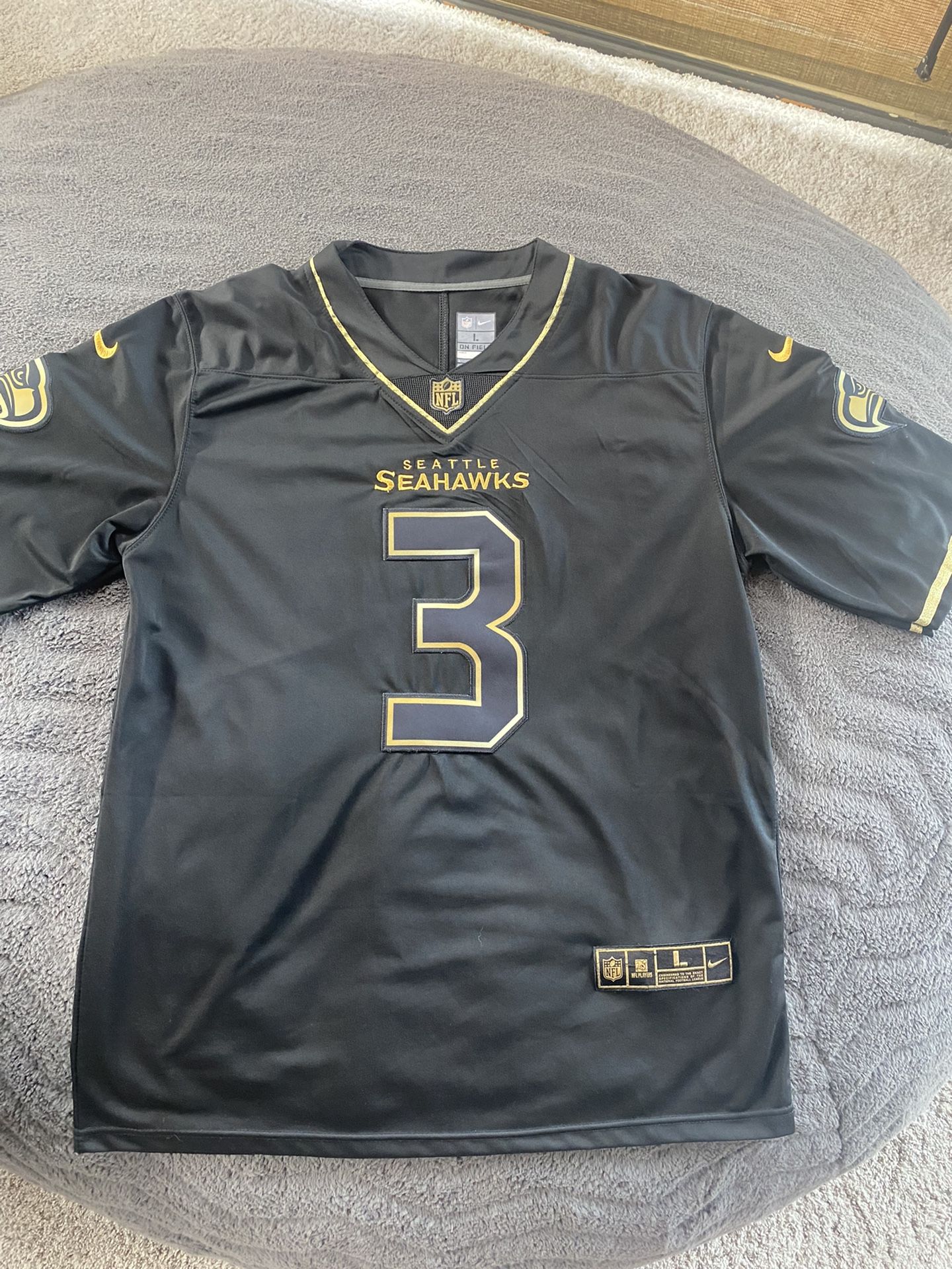 Black top seahawks jersey