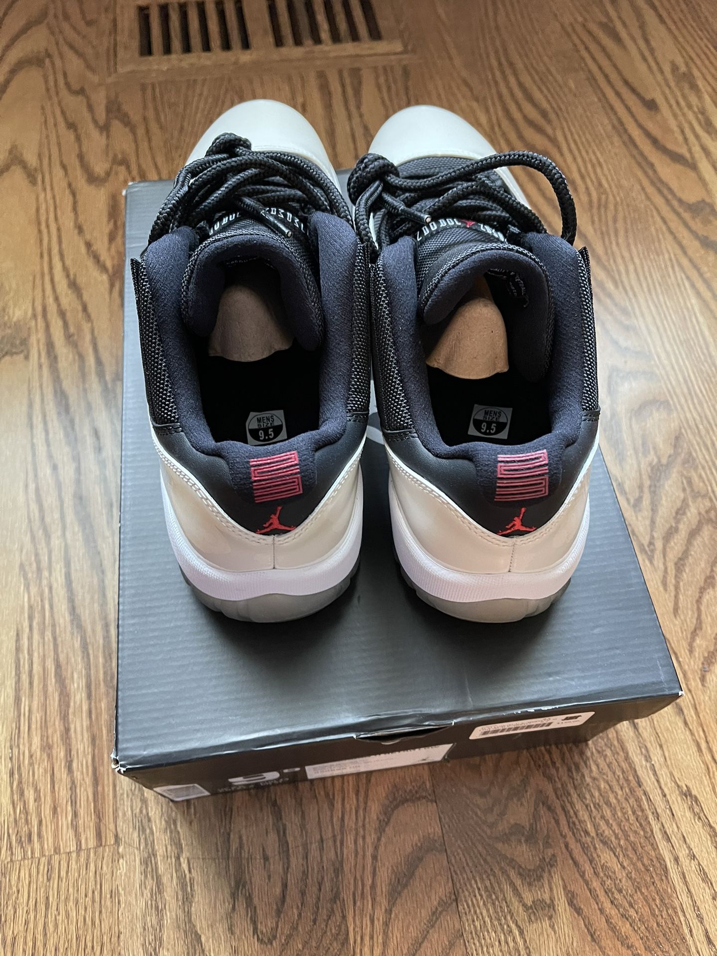 Air jordan clearance 11 low tuxedo