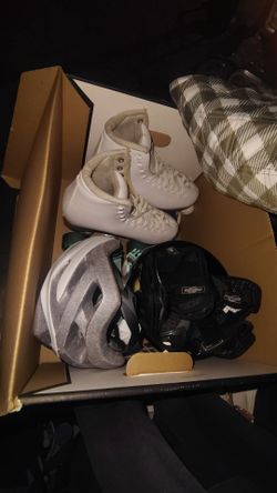 White roller skates w/ joint proction pads, helmet