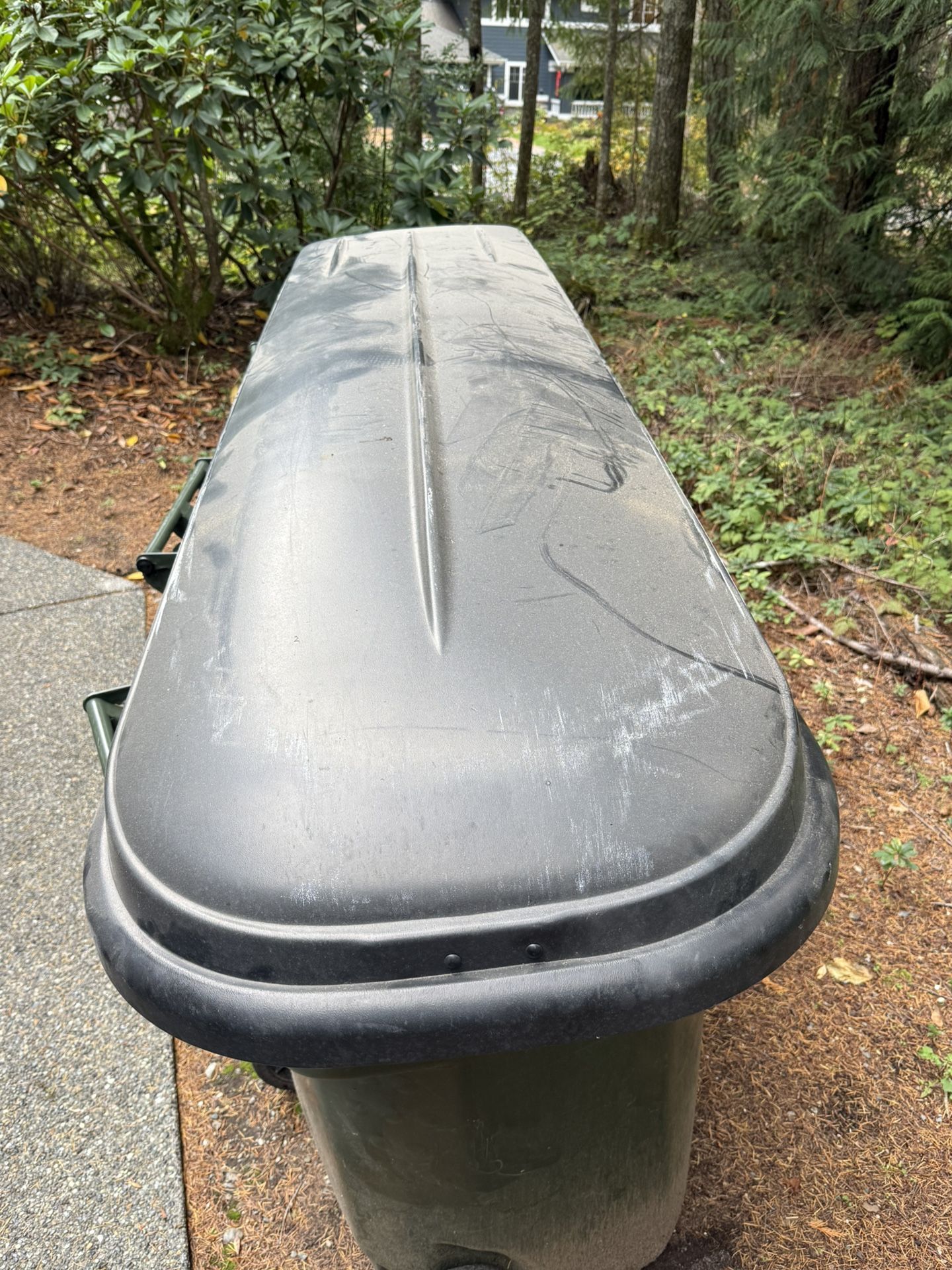 Thule Mountaineer Roof Cargo Box
