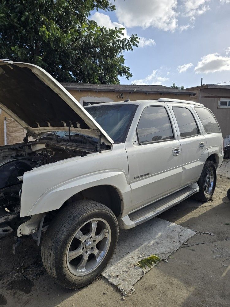 04 Cadillac Escalade Part Out.