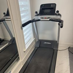 Life Fitness Treadmill with Track Connect Console