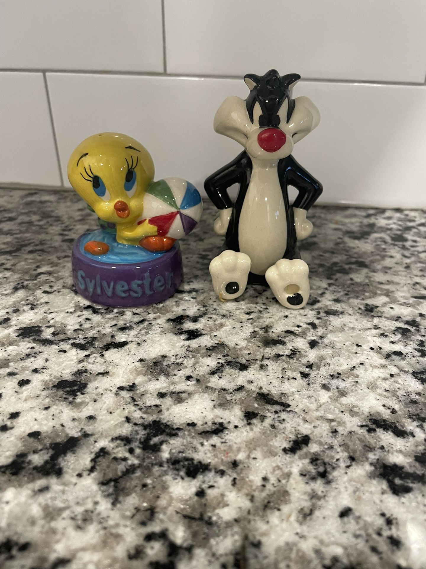 Tweety Bird and Sylvester Salt and Pepper Shaker Looney Tunes Magnetic 2012