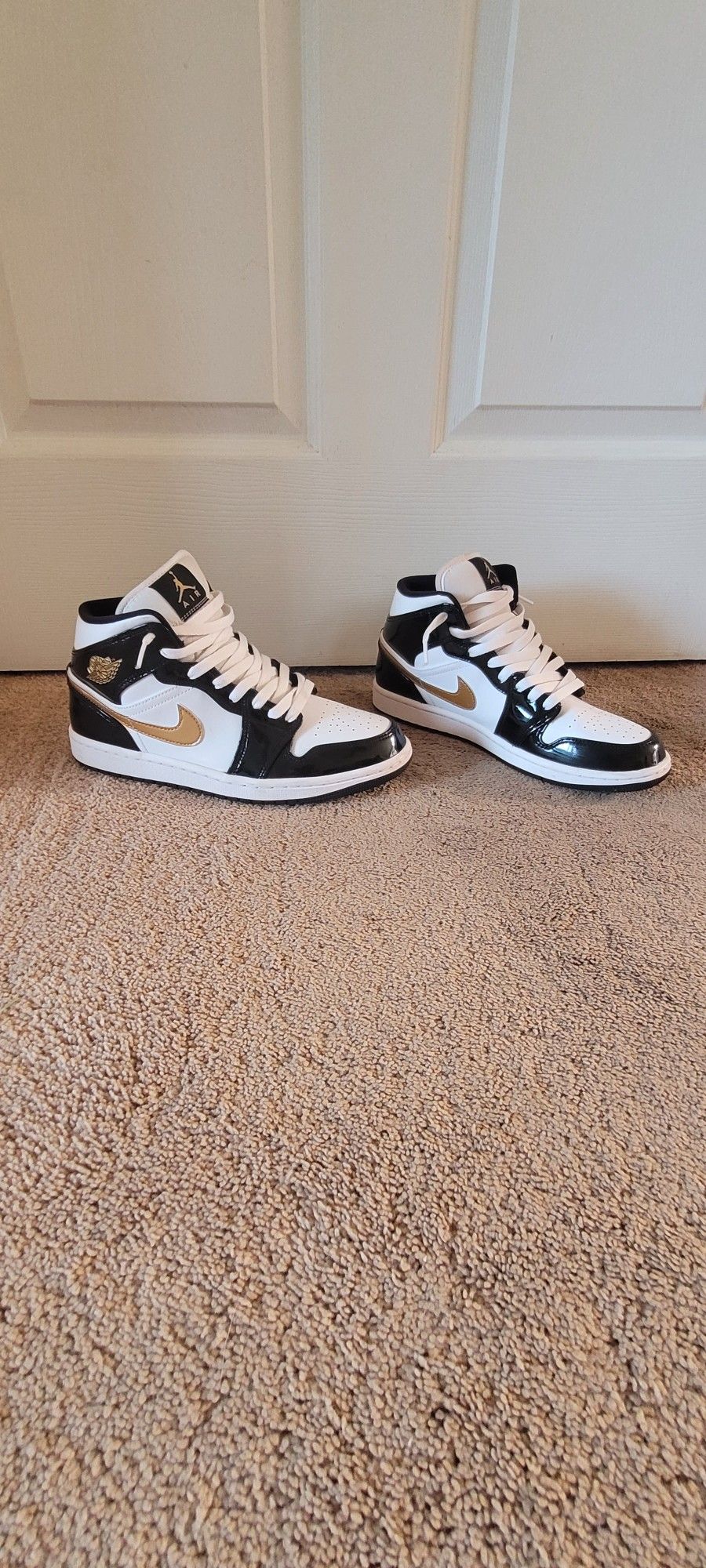 Jordan 1 Mid Patent Black White Gold