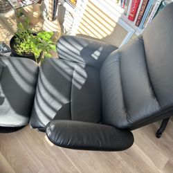 BLACK LOUNGE CHAIR WITH OTTOMAN 