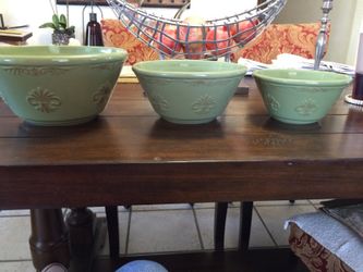 Set of mixing bowls