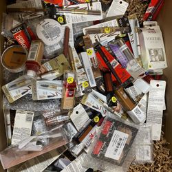 300 Pcs Make Up Nails And Exfoliate 