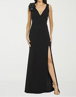 Vestido Largo Muy Bonito Con Mono Satinado Grande Por Encima Del Hombro 