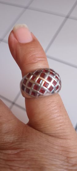 Anillo de sterling silver 925 con piedras rojas en buenas condiciones