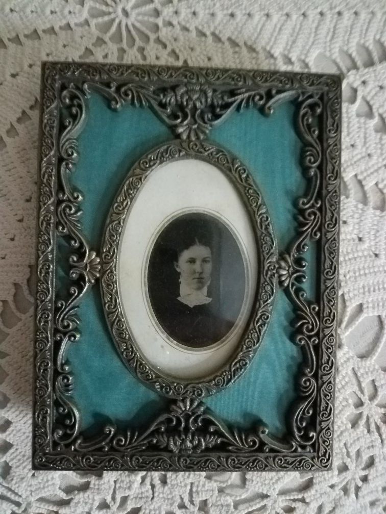 Victorian ladies photograph in ornate frame, 5 in tall