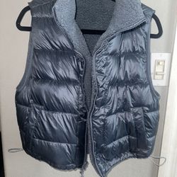 **NEW Hollister Women Reversible Puffer Vest Size medium