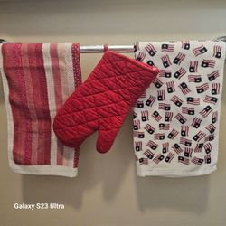 Kitchen Towels and Oven Mitt Set