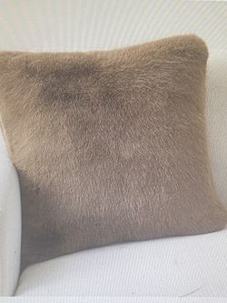 Pottery Barn Faux Fur Mink Throw Pillow Mocha Color With Insert 20" Square squ