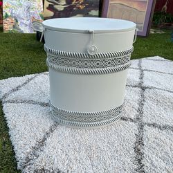 Metal Laundry Hamper with Lid / Cesto de Ropa Metálico – $35