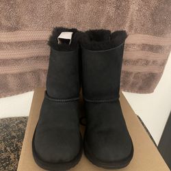 One Pair Of UGG  BAILEY BOW II BOOTS Size 3 K ( For Kids) Black   Color In  Great Condition . Come In There  Boxe📦 Only Warned Them A Few Times