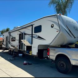 2015 Eclipse Iconic 3316MC  Toy hauler 43’ Long 16’ Garage 
