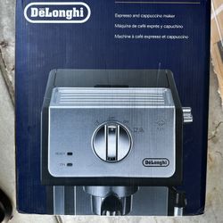 De'Longhi 15-Bar Pump Espresso Machine 