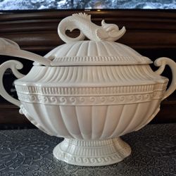 Amazing Atlantis Fitz And Floyd Soup Tureen With Lid And Ladle  Has A FISH  COY ON TOP OFF  WHITE IVORY 
