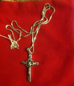 Sterling silver crucifix pendant and 18inches boxed chain 925