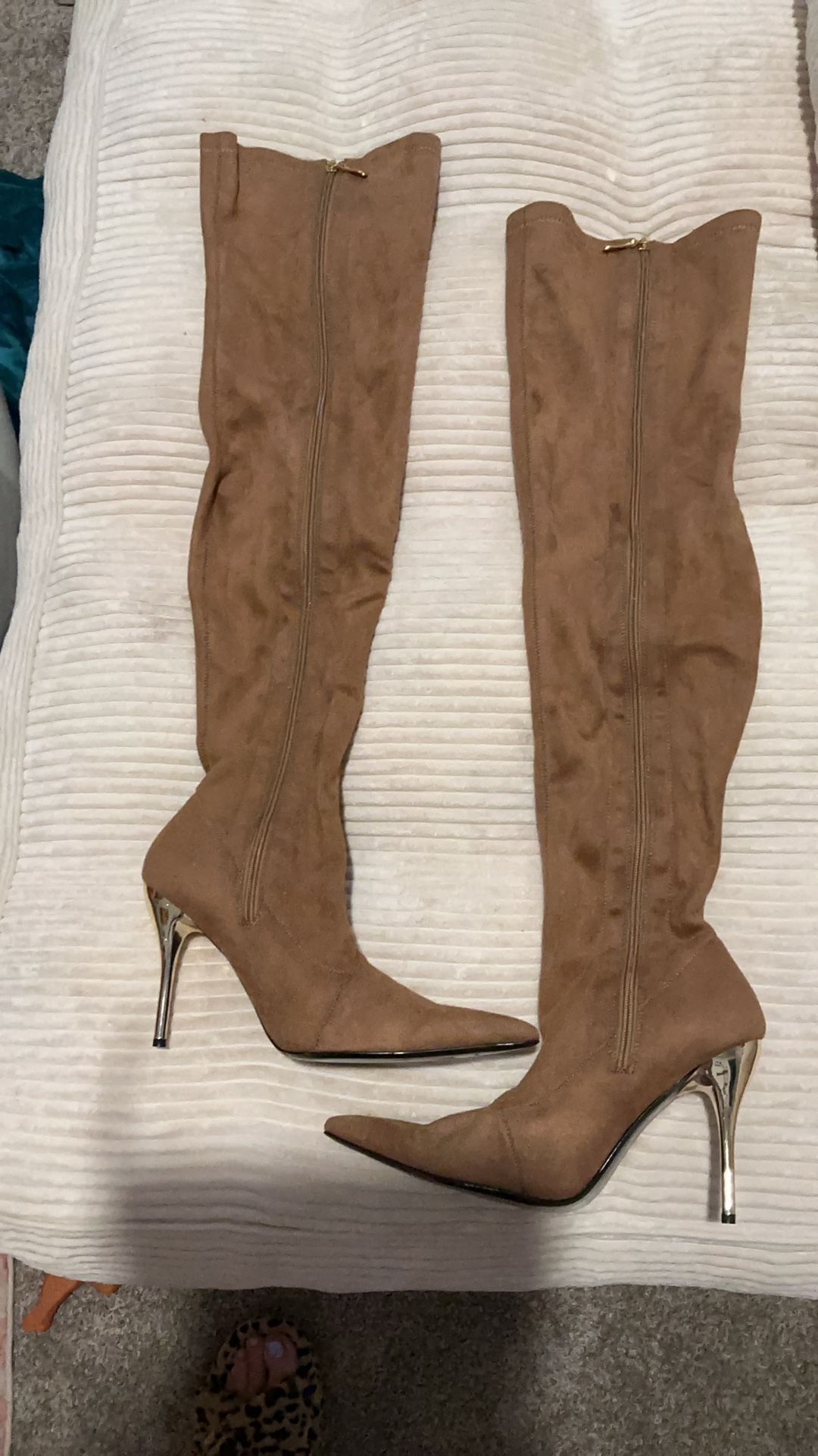 Highest Heels Beautiful Thigh High 4” Gold Stiletto Boots. Women’s Size 10. Brand New, Excellent Condition. 