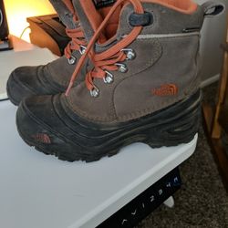 Boys size 2 snowboots